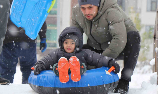 Bolu'da kar yağışının tadını çocuklar çıkardı: Parklar kayak pistine döndü
