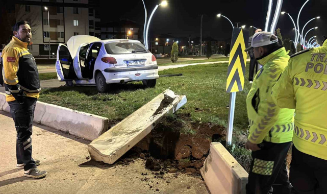 Bolu'da kontrolden çıkan otomobil refüje çarptı