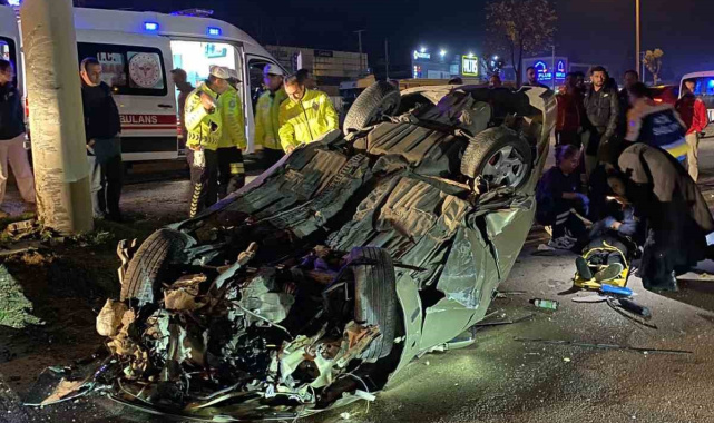 Bolu'da önce refüje ardından elektrik direğine çarpan otomobil tepetaklak oldu: 1 yaralı
