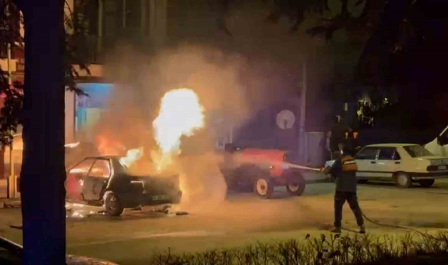 Bolu'da park halindeki otomobil alev alev yandı