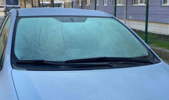 Bolu'da soğuktan araçların camları buz tuttu