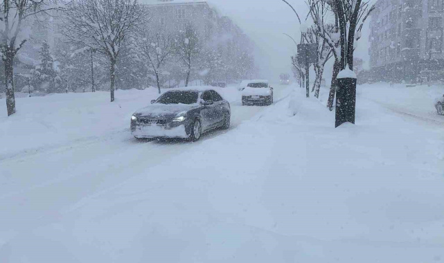 Bolu'da yoğun kar yağışı: Göz gözü görmüyor