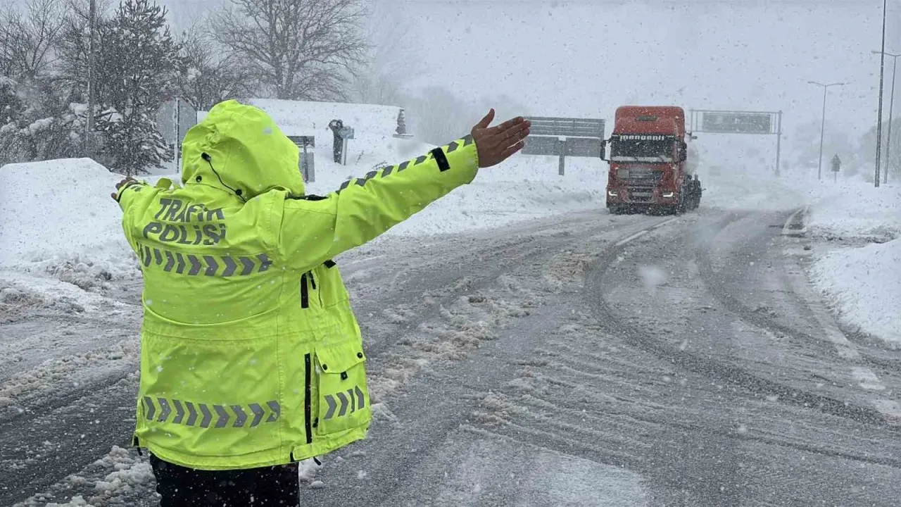 Bolu Dağı geçişi ağır tonajlı araç geçişine geliş-gidiş açıldı