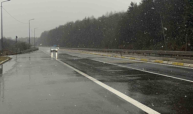 Bolu Dağı geçişinde kar yağışı etkili oluyor