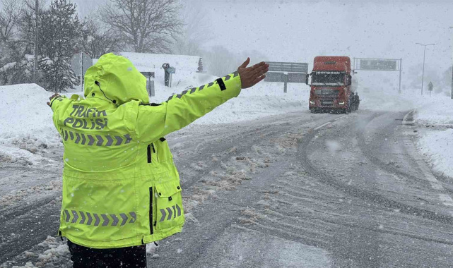 Bolu Dağı'nda D-100 kara yolunun İstanbul yönü ağır tonajlı araç trafiğine kapatıldı