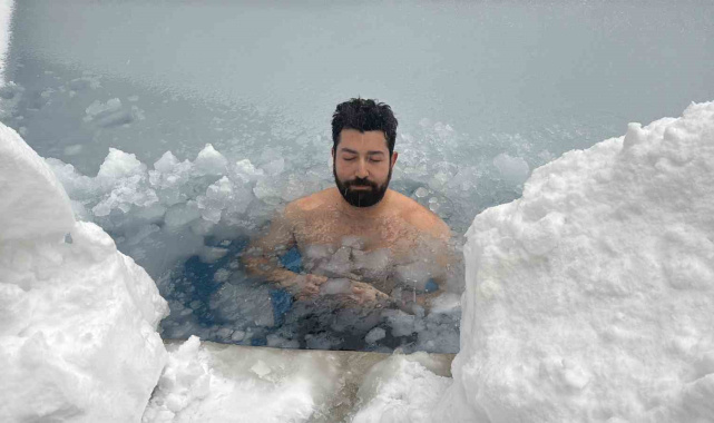 Bolu Dağı'nda eksi 10 derecede buz tutan havuza girdi