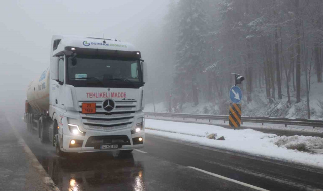 Bolu Dağı'nda sis ve hafif kar yağışı etkili oluyor: Görüş mesafesi 30 metreye düştü