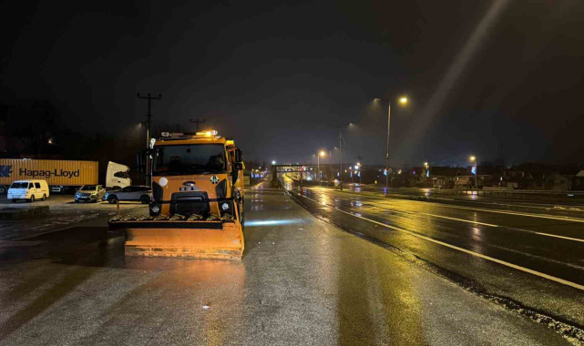 Bolu Dağı'nda sis ve sağanak yağış etkili: Karayolları ekipleri teyakkuzda