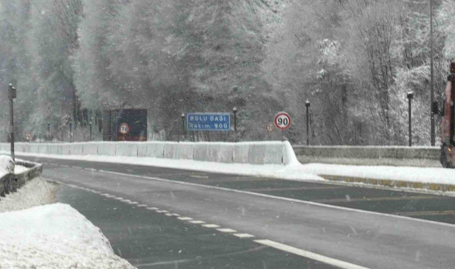 Bolu Dağı'nda yollar açık, kar yağışı ise tipi şeklinde
