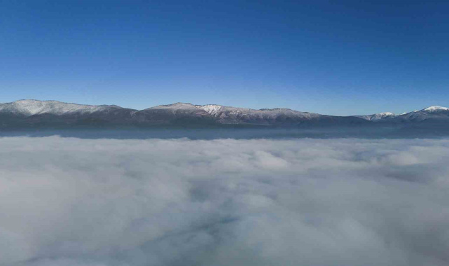 Bolu'nun karlı dağlarında sis güzel görüntü oluşturdu