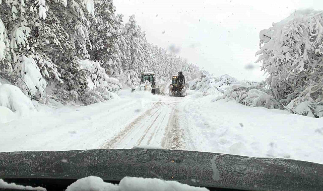 Bolu'nun Mengen ilçesinde hummalı çalışma: 18 köy yolu ulaşıma kapalı