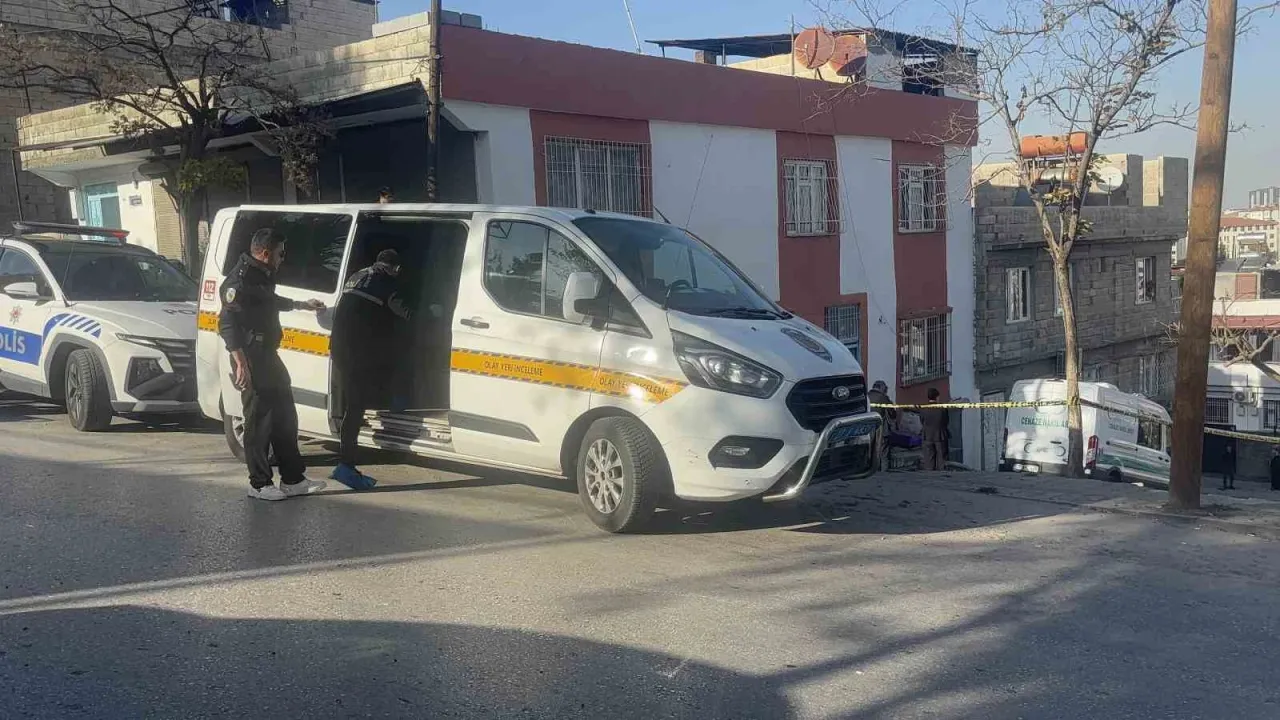 Boşandığı eşini bıçakla öldürdükten sonra kendisini ağır yaraladı