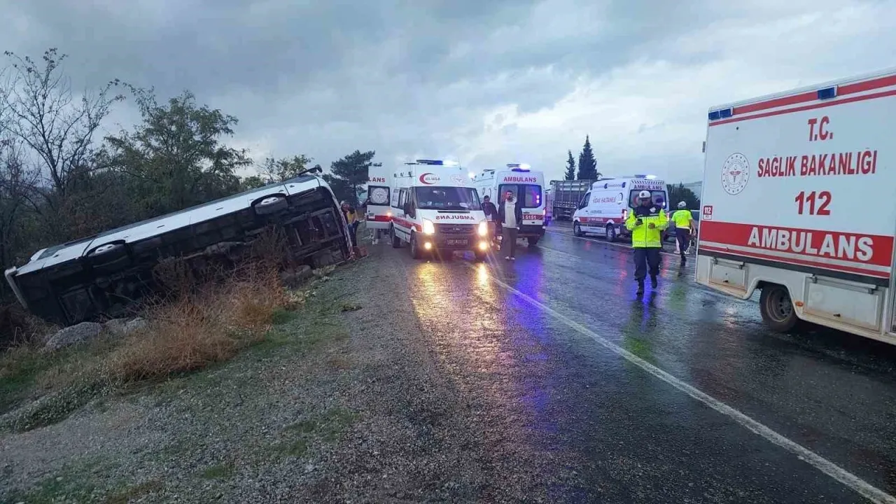 Buldan’dan İzmir’e dönen tur otobüsü şarampole yuvarlandı; 2 ölü 5 yaralı