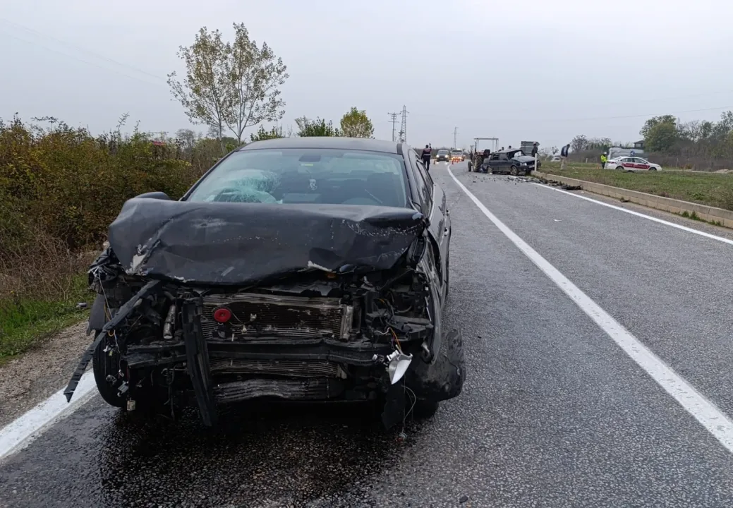 Bursa'da 2 otomobilin çarpıştığı kazada 1 kişi öldü, 2 kişi yaralandı