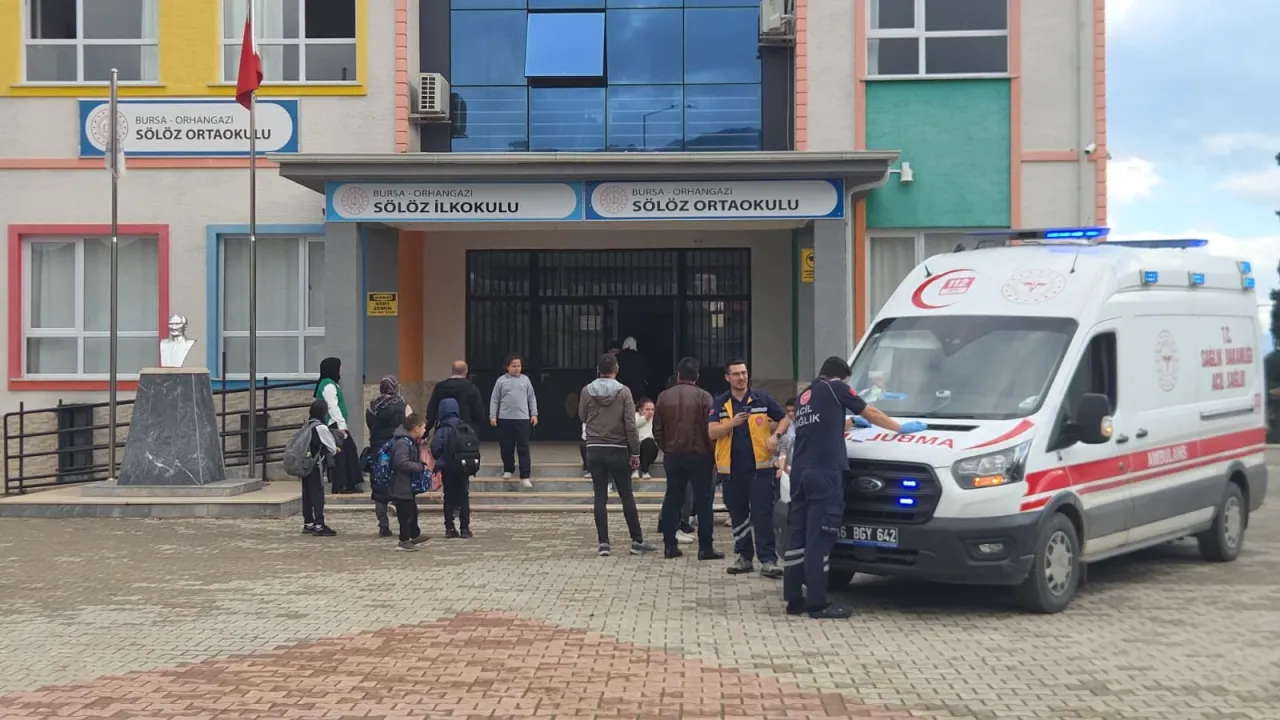 Bursa'da 23 öğrenci mide bulantısı ve karın ağrısı şikayetiyle hastaneye kaldırıldı