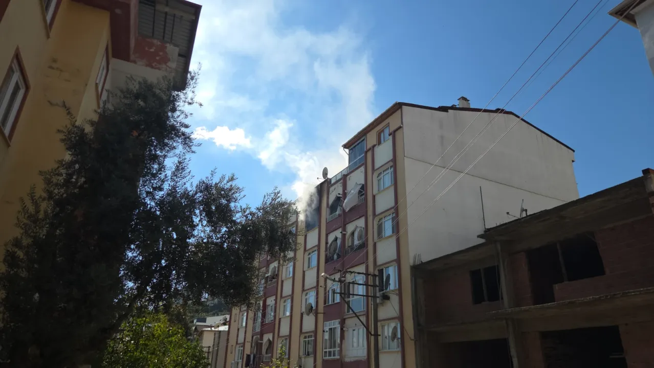 Bursa'da 5 katlı apartmanda çıkan yangın söndürüldü