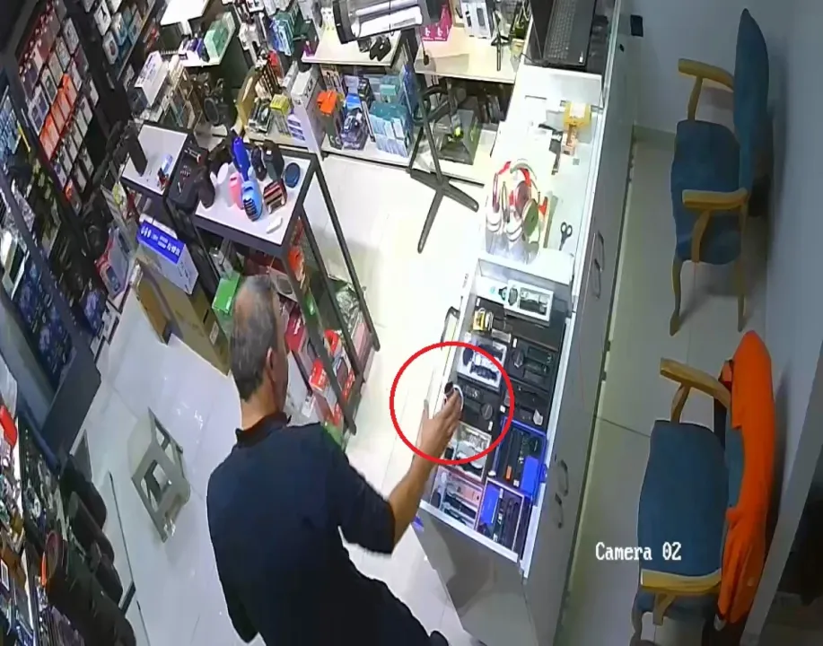 Bursa'da deprem sırasında panikle dışarıyı çıkarken çay bardağını da aldı; O anlar kamerada