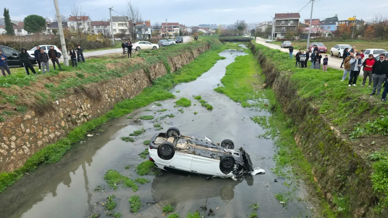 Bursa'da dereye devrilen otomobildeki 3 kişi yaralandı