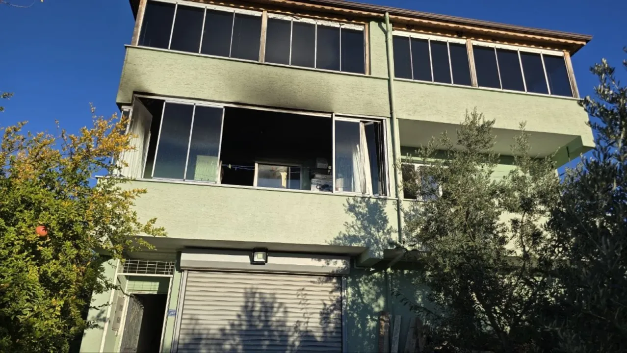 Bursa'da ev yangınında dumandan etkilenen yaşlı çift hastaneye kaldırıldı