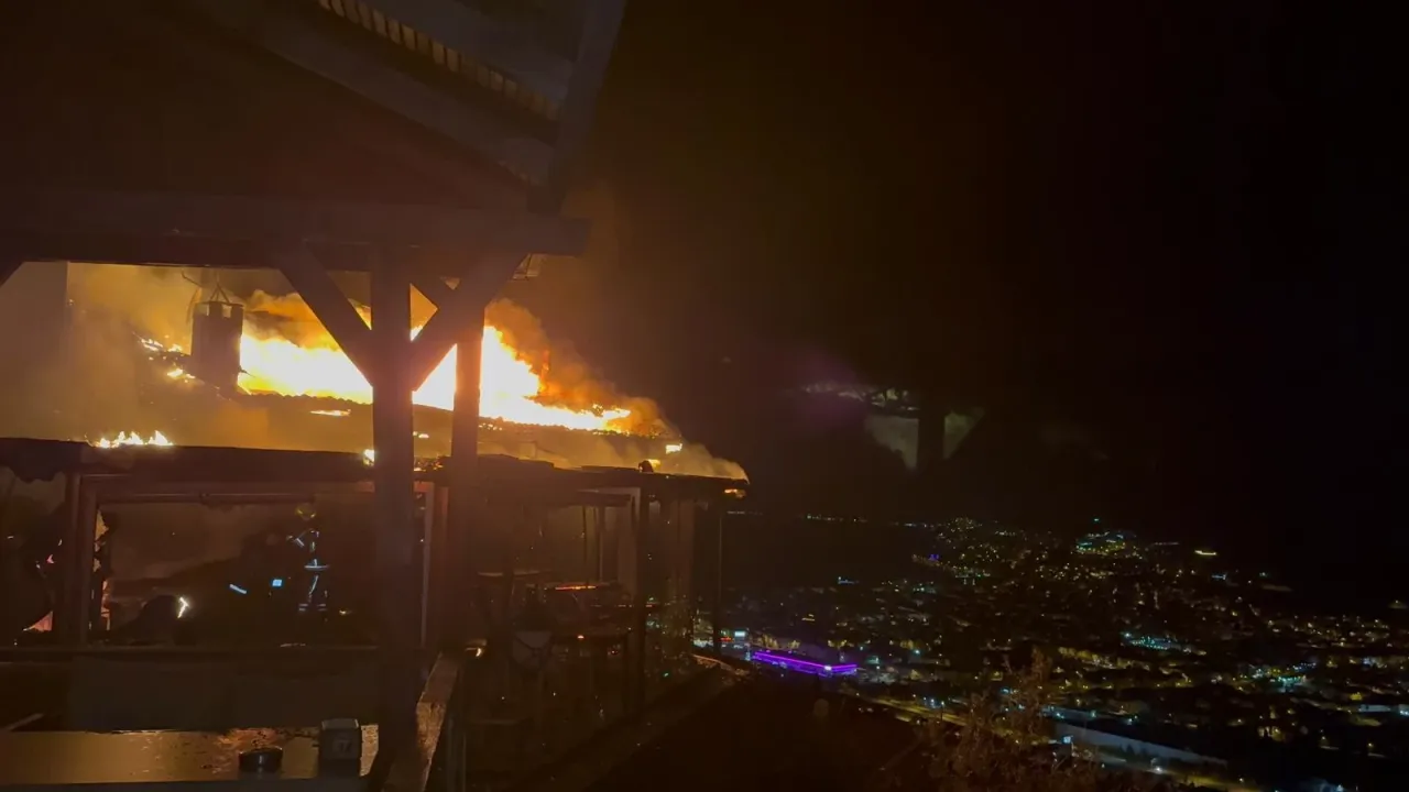 Bursa'da kafede başlayıp 2 eve sıçrayan yangın söndürüldü