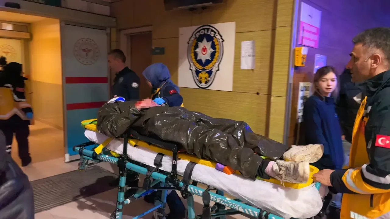 Bursa'da motosiklet yayalara çarptı: 1'i ağır 2 yaralı