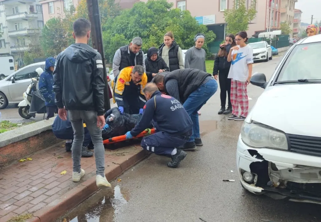 Bursa'da otomobille çarpışan motosikletli ağır yaralandı