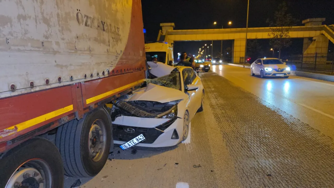 Bursa'da park halindeki tıra çarpan otomobil sürücüsü ağır yaralandı