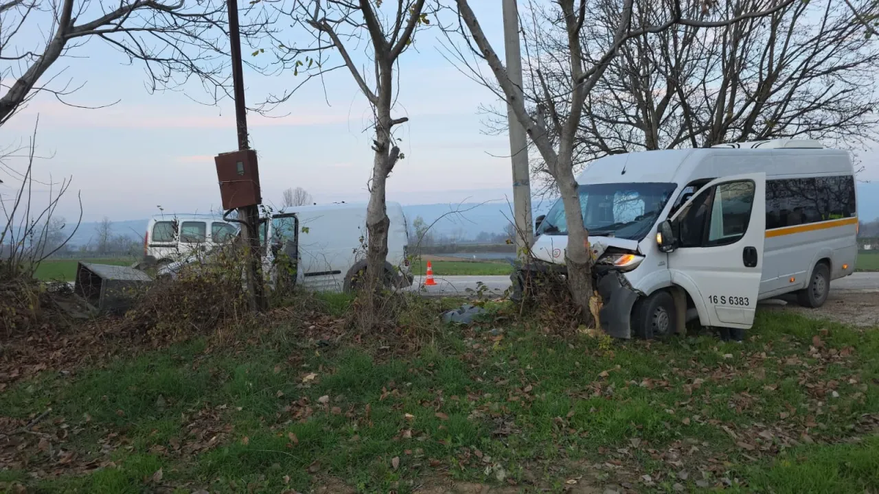 Bursa'da servis aracı ile hafif ticari aracın çarpışması sonucu 11 kişi yaralandı