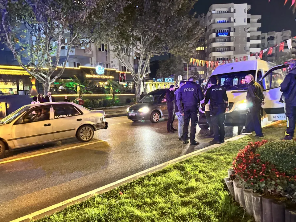 Bursa'da servis aracının çarptığı kişi yaralandı