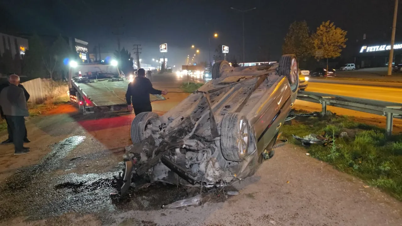Bursa'da takla atan otomobildeki 2 kişi yaralandı