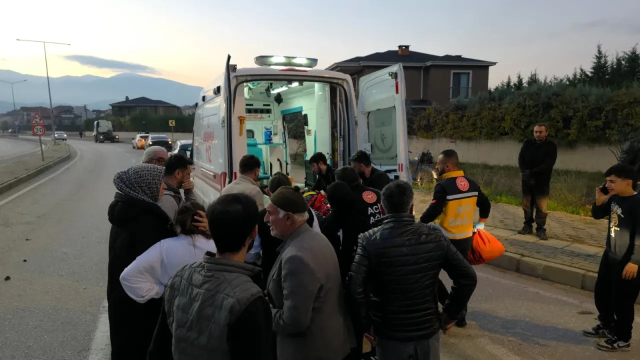 Bursa'da trafik kazasında 1'i ağır, 2 kişi yaralandı