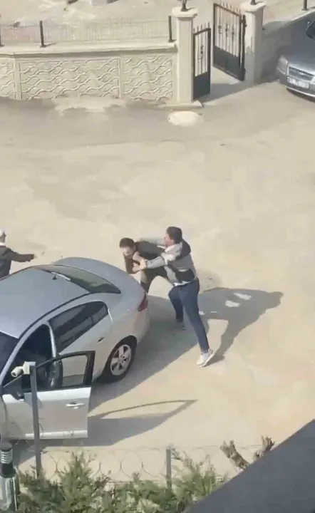 Bursa’da yol kavgası karıştı: Sopalar, yumruklar, terlikler havada uçuştu