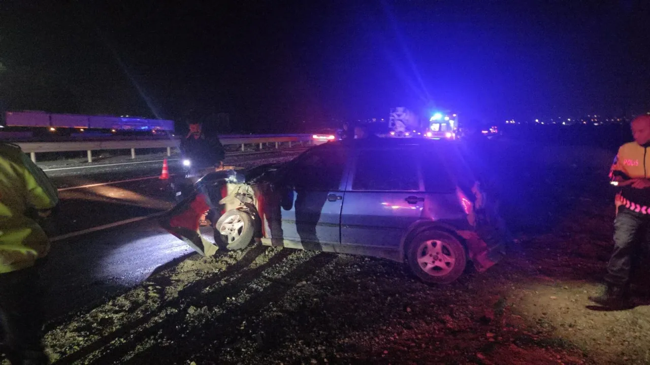 Bursa'da yolcu otobüsü ile otomobilin çarpıştığı kazada maddi hasar oluştu
