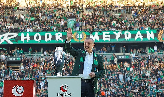 Büyükakın, hem Kocaelispor'u, hem de taraftarı kutladı