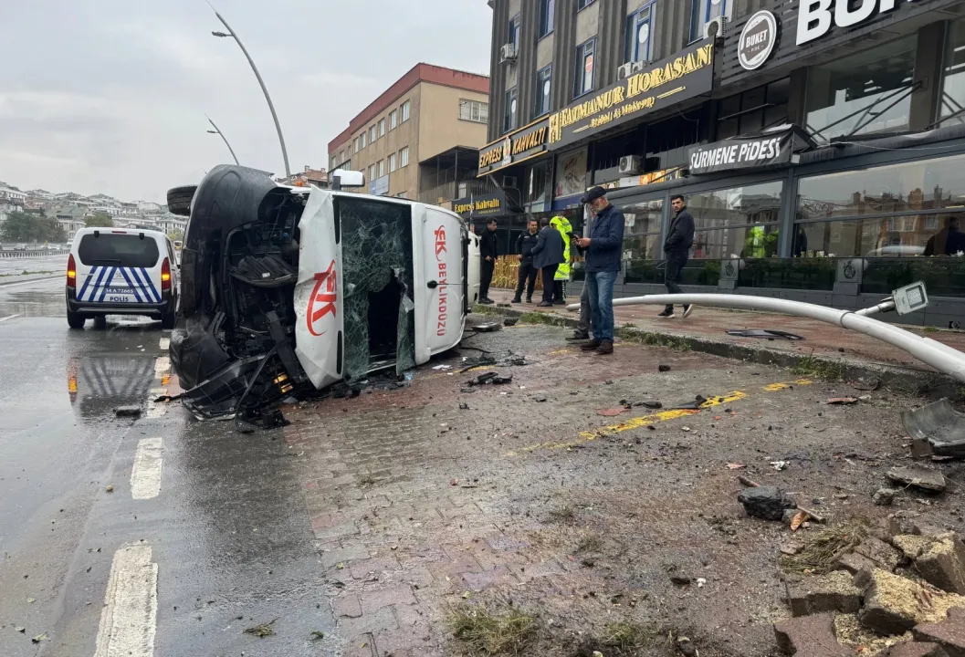 Büyükçekmece'de devrilen minibüsteki 2 kişi yaralandı