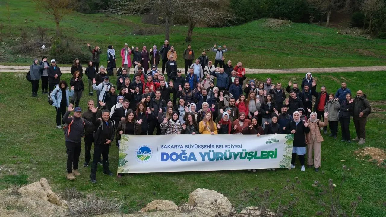 Büyükşehir'in doğa yürüyüşleri enfes manzaralar eşliğinde Karagöl ve Acelle'de devam etti