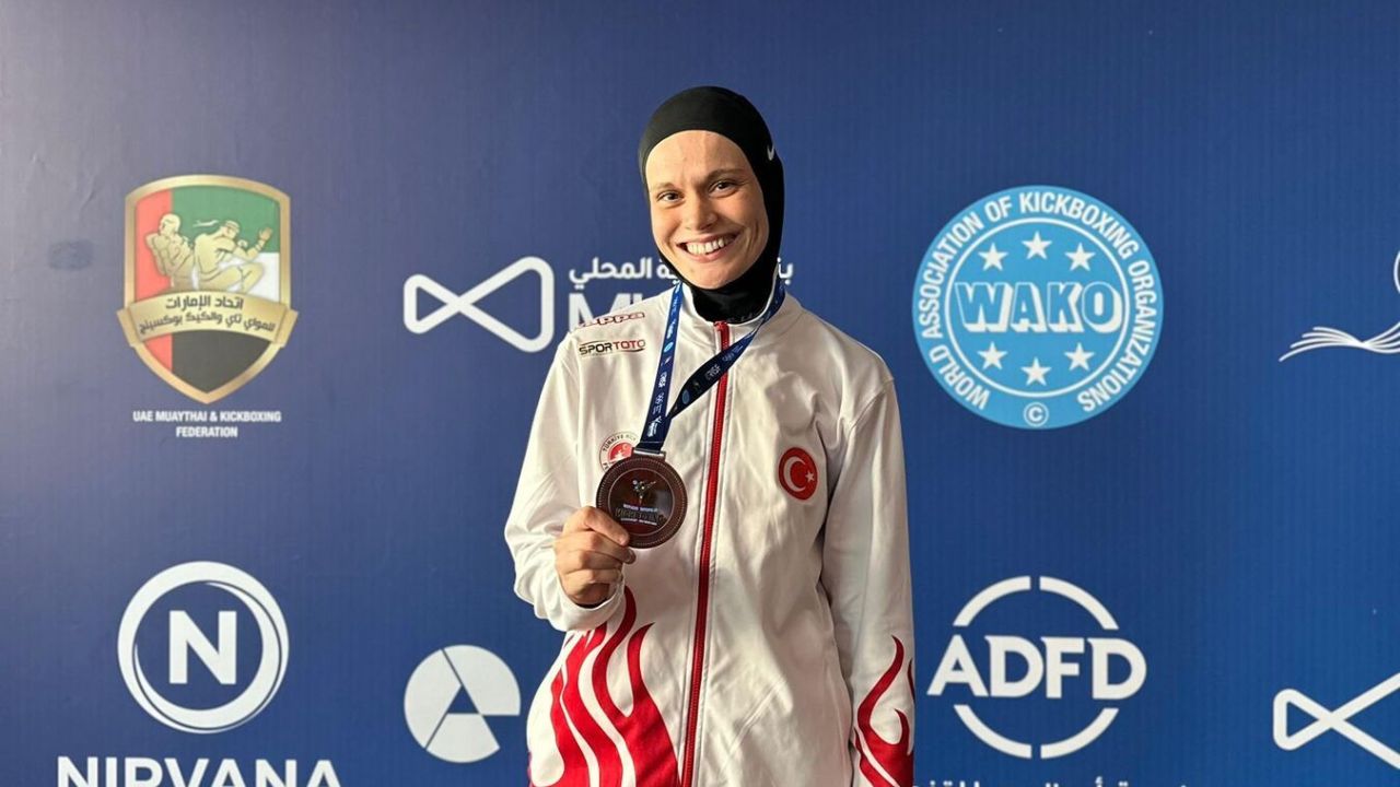 Büyükşehir’in kick boks sporcusu Ayşe Kaplan Dünya 3’üncüsü oldu
