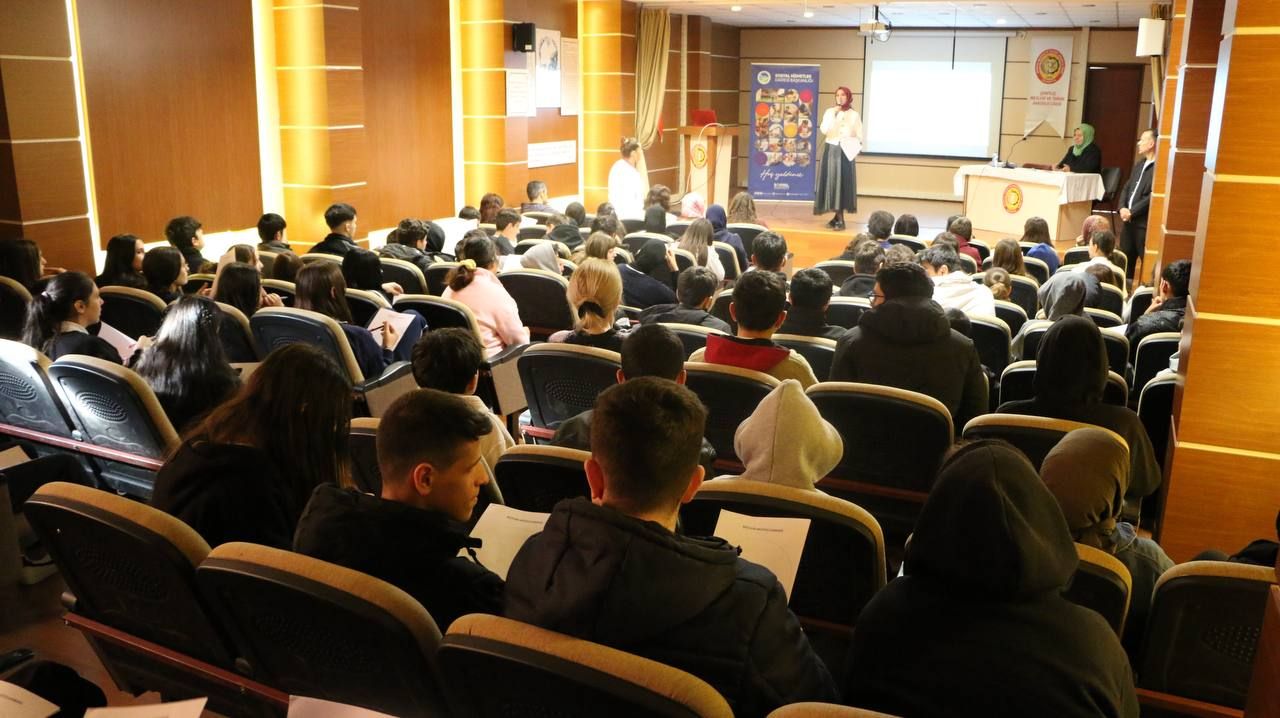 Büyükşehir SGM'de öğrencilerin geleceğine ışık tutacak teknoloji semineri