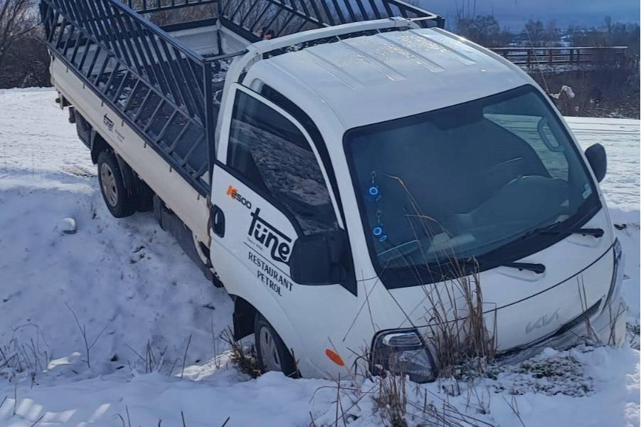 Buzlanma kazaya yol açtı! Kamyonet tarlaya uçtu, 1 yaralı