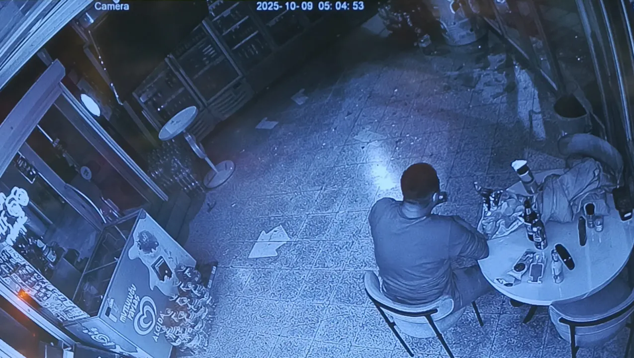 Camı kırıp girdiği markette yedi, içti ve gitti