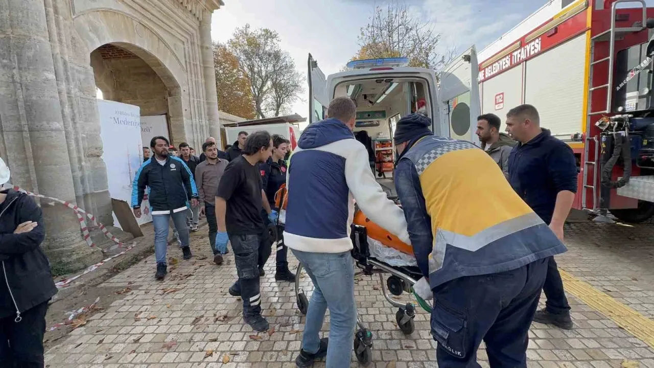 Camii restorasyonunda düşen işçi yaralandı