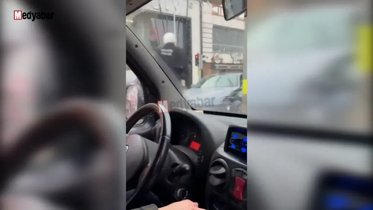 Çark Caddesi'nde lüks otomobil direğe çarptı!