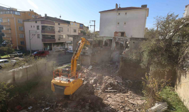 Çayırova'da metruk bina yıkıldı