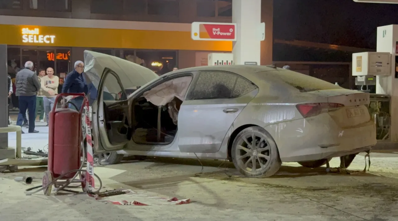 Çekmeköy'de yakıt alan otomobile çarpan araçta çıkan yangın söndürüldü