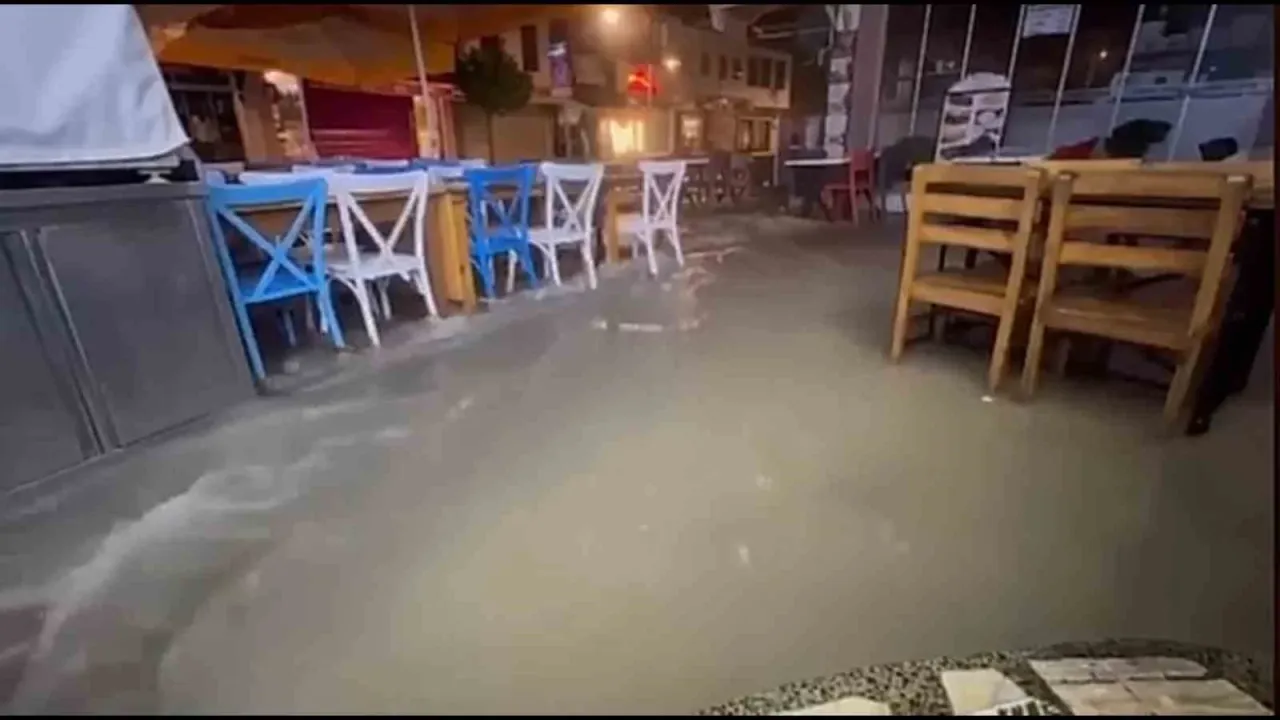 Çeşme’de şiddetli yağmur sele dönüştü