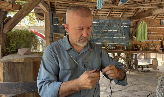 Çocukluk hobisini sanata dönüştürdü