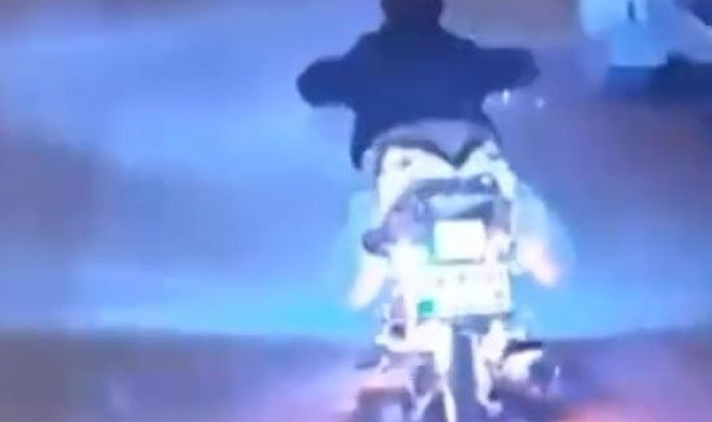 D-100'de motosikletle tehlikeli şov kamerada