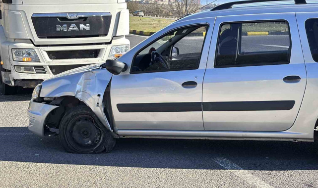 D-100'de tırın önüne kattığı araç hasar aldı