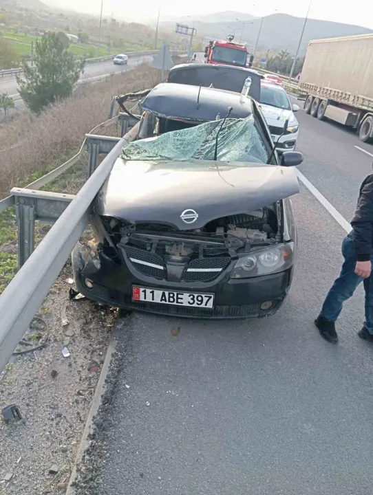 D-650'de kontrolden çıkan otomobil bariyerlere çarptı: 1 yaralı