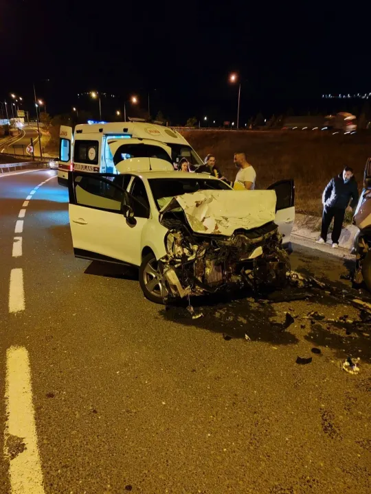 D-650'de otomobil ile kamyonet kafa kafaya çarpıştı! Kazada 2 kişi yaralandı